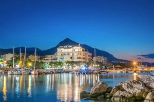 hotel w przystani w nocy w obiekcie Marina View Sea Front Apartment w mieście Xylokastron