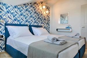 Posteľ alebo postele v izbe v ubytovaní Marina View Sea Front Apartment