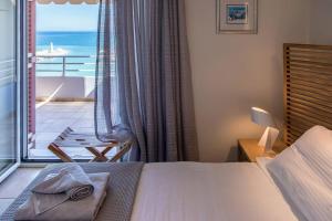 Posteľ alebo postele v izbe v ubytovaní Marina View Sea Front Apartment