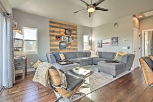 Χώρος καθιστικού στο Peaceful Hill Country Hideaway with Pond Views