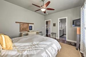 Μια τηλεόραση ή/και κέντρο ψυχαγωγίας στο Peaceful Hill Country Hideaway with Pond Views