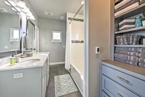 Ένα μπάνιο στο Peaceful Hill Country Hideaway with Pond Views