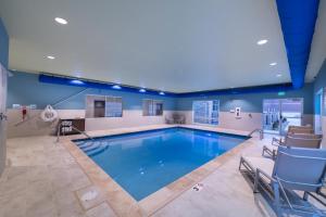 a large swimming pool with blue walls and blue ceilings at Holiday Inn Express & Suites - Millersburg, an IHG Hotel in Millersburg