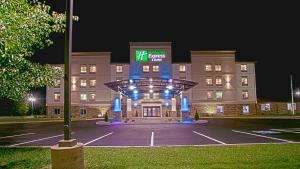 una representación de un hotel por la noche en Holiday Inn Express & Suites Evansville North, an IHG Hotel, en Warrenton