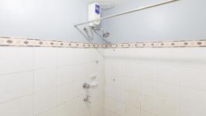 Ванная комната в RedDoorz at Teofila Lodge