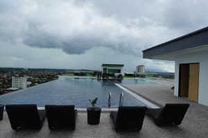 בריכת השחייה שנמצאת ב-Regatta Suites Hotel at Kozi Square Kuching או באזור