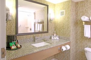 ein Bad mit einem Waschbecken und einem Spiegel in der Unterkunft Holiday Inn Express & Suites Cuernavaca, an IHG Hotel in Cuernavaca