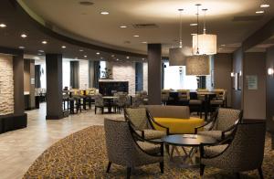 Zona d'estar a Holiday Inn Express and Suites Madison Central, an IHG Hotel