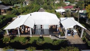 una vista aérea de una casa con dos tiendas blancas en Laguna Lodge, en Graskop