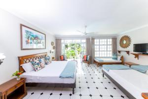 Katil atau katil-katil dalam bilik di Palm Beach Hotel