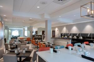 ห้องอาหารหรือที่รับประทานอาหารของ Holiday Inn & Suites Raleigh Cary, an IHG Hotel