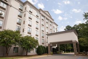 un montage de l'avant d'un bâtiment dans l'établissement Holiday Inn & Suites Raleigh Cary, an IHG Hotel, à Cary