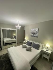Apartament Adrian-Beach Resort tesisinde bir odada yatak veya yataklar