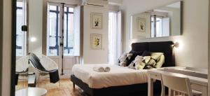 sypialnia z łóżkiem, stołem i krzesłami w obiekcie LEEWAYS LOFT in FUENCARRAL w Madrycie