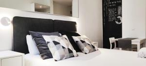 Łóżko lub łóżka w pokoju w obiekcie LEEWAYS LOFT in FUENCARRAL