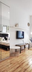 Telewizja i/lub zestaw kina domowego w obiekcie LEEWAYS LOFT in FUENCARRAL