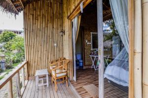 艾杜森林小屋旅馆的阳台或露台
