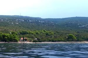 Blick auf einen Wasserkörper von einem Boot in der Unterkunft Kuća za odmor obitelji Pedišić in Banj