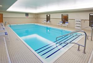 uma grande piscina com um corrimão metálico em Holiday Inn Express Hotel & Suites Chesterfield - Selfridge Area, an IHG Hotel em Chesterfield