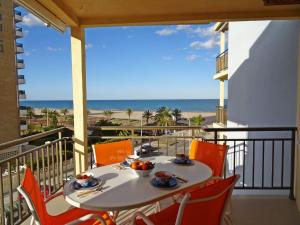 einen Tisch auf dem Balkon mit Blick auf den Strand in der Unterkunft ALMIRANTE Vista al mar - Alquiler familias in Playa de Gandia