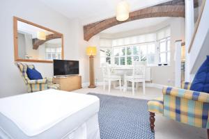 1 dormitorio con 1 cama, mesa y sillas en Seagull Cottage, Aldwick en Bognor Regis