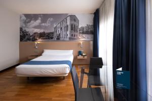 A bed or beds in a room at Aparthotel Campus Még 37 kép