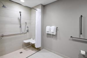 Koupelna v ubytování Holiday Inn Express & Suites Lubbock Central - Univ Area by IHG