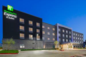Holiday Inn Express & Suites Lubbock Central - Univ Area, an IHG Hotel في لوبوك: مبنى مكتب مع مستشفى سريع واجنحة