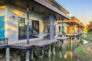 ein Haus auf dem Wasser mit Hängematten darauf in der Unterkunft White Knot Khao Yai in Ban Khanong Phra Nua + 17 Fotos