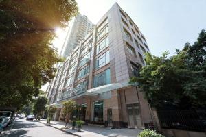 清遠市にあるMagnotel Renmin Road City Hall QingYuanの高層ビルが立ち並ぶ街道の高層ビル