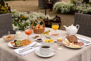 Options de petit-déjeuner proposées aux clients de l'établissement Hotel The Originals Domaine de Beaupré - Room Service Disponible