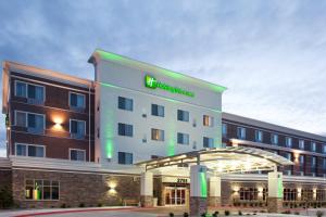 hotel z napisem z przodu w obiekcie Holiday Inn Hotel & Suites Grand Junction-Airport, an IHG Hotel w mieście Grand Junction