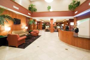 lobby szpitala z krzesłami i barem w obiekcie Holiday Inn Hotel & Suites Grand Junction-Airport, an IHG Hotel w mieście Grand Junction