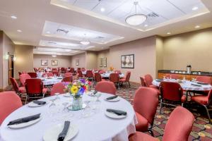 Un restaurante o sitio para comer en Holiday Inn Hotel & Suites Grand Junction-Airport, an IHG Hotel