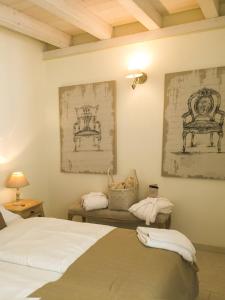 Un dormitorio con dos camas y una mesa con lámpara. en BnB Borgo le Vigne - La Barrique Only Adults, en Tignale 43 fotos más