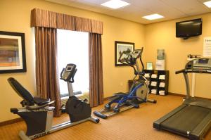 een fitnessruimte met 3 hometrainers in een kamer bij Holiday Inn Express & Suites Sidney, an IHG Hotel in Sidney