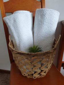 two towels in a basket sitting on a chair at Gościniec Rutikal in Sianów