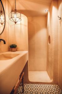 uma casa de banho com um lavatório e um chuveiro em Nomad Hotel - Xábia Port em Jávea