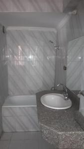 A bathroom at Oscar Hotel