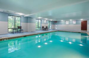 a large swimming pool with blue water at Holiday Inn Express & Suites Lebanon-Nashville Area, an IHG Hotel in Lebanon