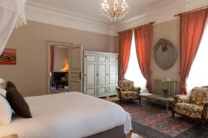 En eller flere senge i et værelse på Domaine de Beaupré - Hotel The Originals Relais