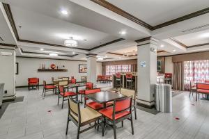 Holiday Inn Express and Suites Lubbock South, an IHG Hotel 레스토랑 또는 맛집