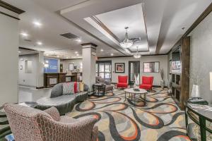 sala de estar con sofá, sillas y mesa en Holiday Inn Express and Suites Lubbock South, an IHG Hotel, en Lubbock