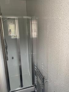 eine Dusche mit Glastür im Bad in der Unterkunft Friars Rest Guest House in York