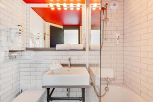 Koupelna v ubytování Ibis Styles Paris Saint Denis La Plaine