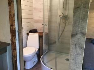 Koupelna v ubytování Cozy Lodge near Brattforsheden nature reserve