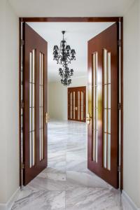 uma porta aberta para um corredor com um lustre em Giowine Hotel & Restaurant em Cricova