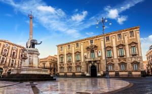 duży budynek z pomnikiem przed nim w obiekcie CATANIA CENTRAL DELUXE HOUSE w Katanii