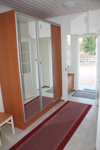 a glass shower in a room with a red rug at Willa Rautalahti in Rautalahti