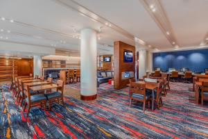 Holiday Inn Express Hotel & Suites Fisherman's Wharf, an IHG Hotel tesisinde bir restoran veya yemek mekanı